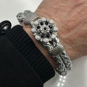 Snap Jewelry Silver Loop Bracelet & Black & Silver Victorian Flower 18mm Snap